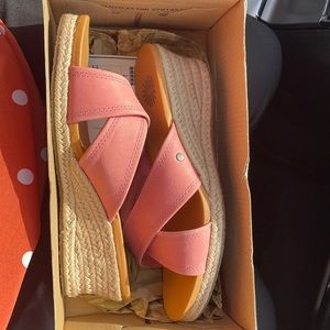 Women’s pink ugg sandals